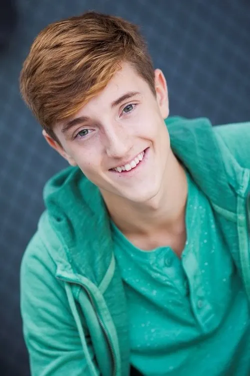 Joshua J. Ballard interpretando a Ryan