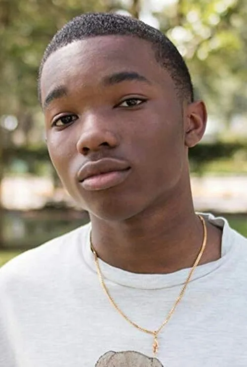 Joshua J. Williams interpretando a Orlando Hikes