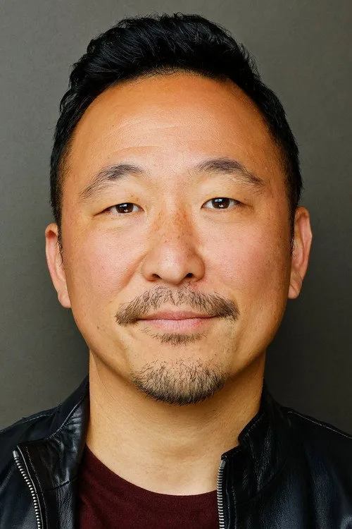 Joshua Kwak interpretando a John Keller