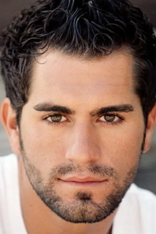 Joshua Lee interpretando a Alex