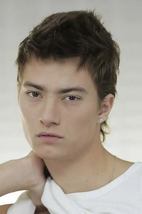 Joshua Levy interpretando a 