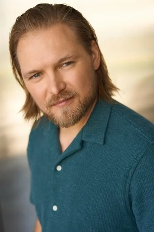 Joshua Nazaroff interpretando a Kevi's Father