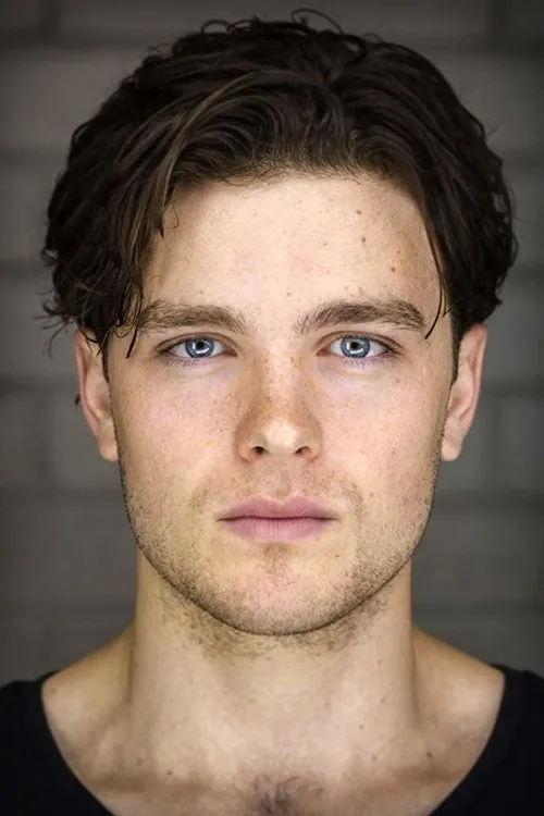 Joshua Orpin interpretando a Constable Peter Crowe