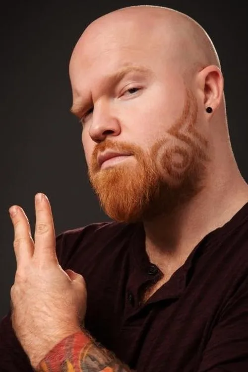 Joshua Paul interpretando a Quentin