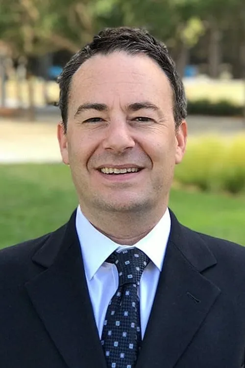 Joshua Rudoy interpretando a Ernie Henderson