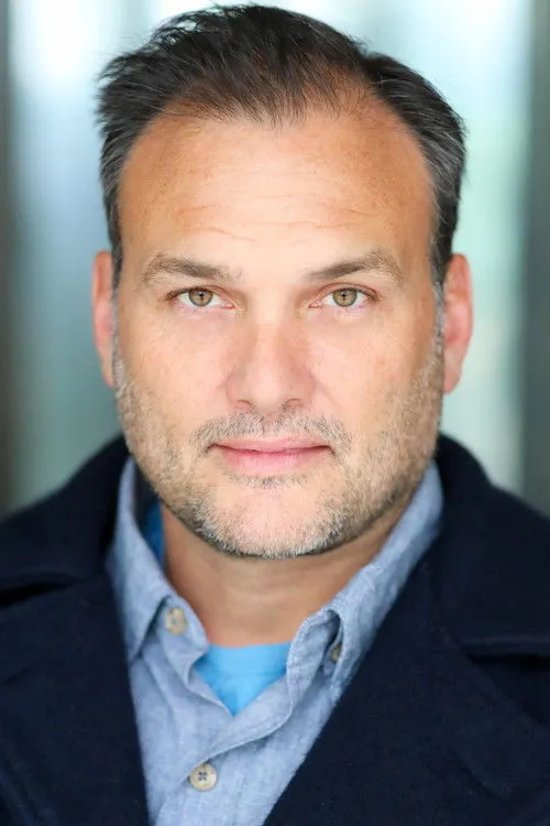 Joshua Sienkiewicz interpretando a Daniel