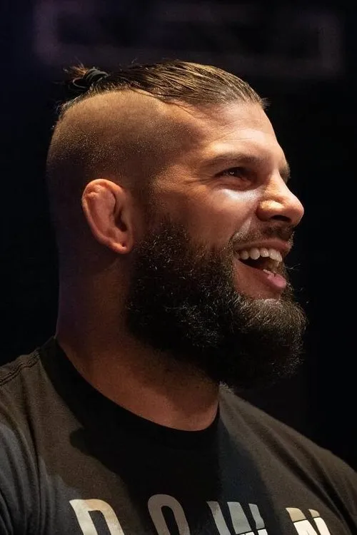 Joshua Woods interpretando a Josh Woods