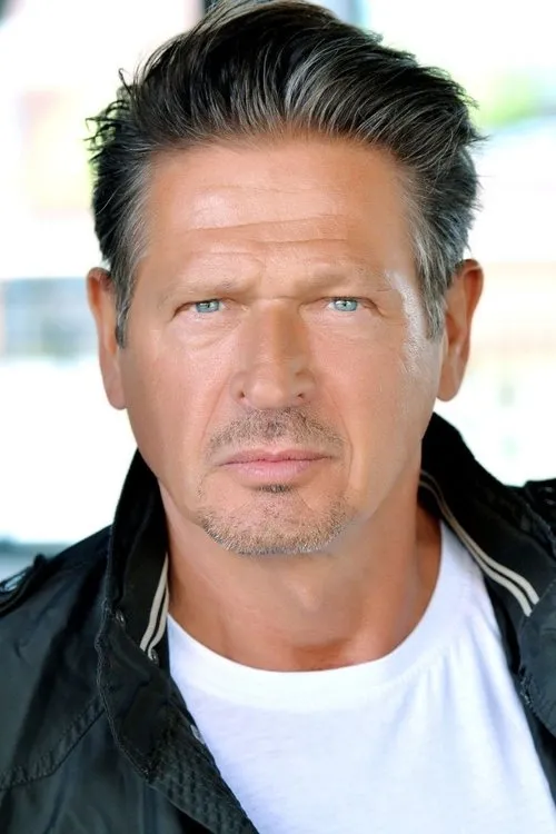 Joshy Peters interpretando a Schultz