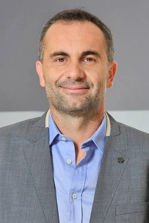 Joško Lokas interpretando a Narrator (voice)