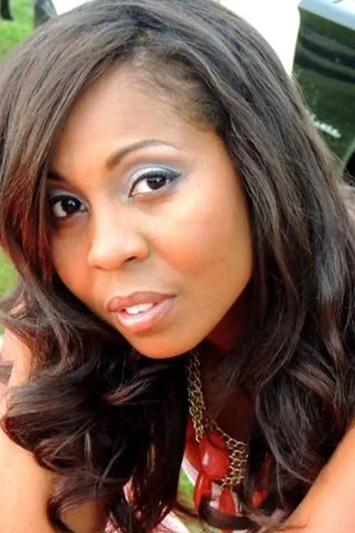 Joy Syles interpretando a Lynn