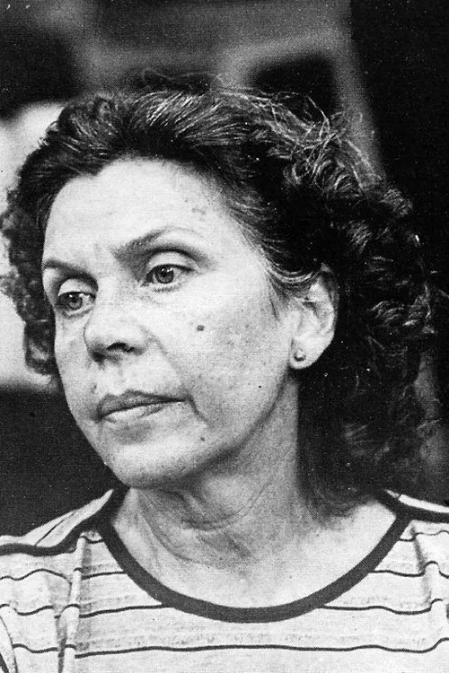 Joyce de Oliveira interpretando a Esposa de Abreu