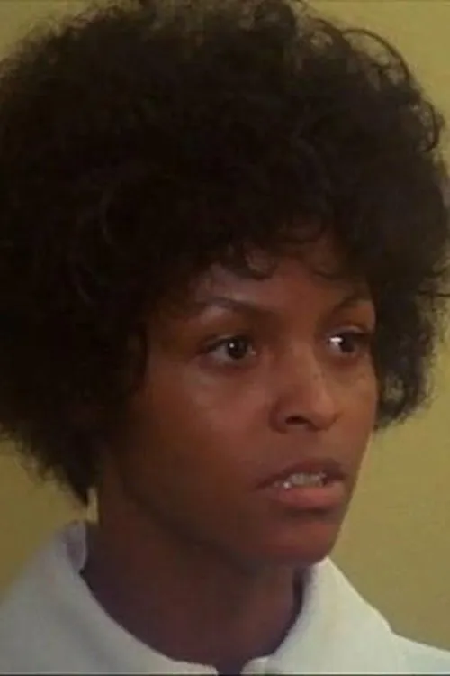 Joyce Williams interpretando a Sarah Brown