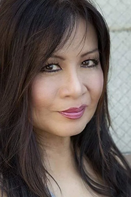 Joycelyne Lew interpretando a Sue