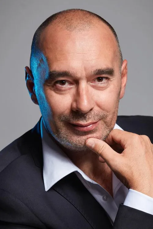 Jozef Novysedlák interpretando a páter Štefan Pongrác SJ