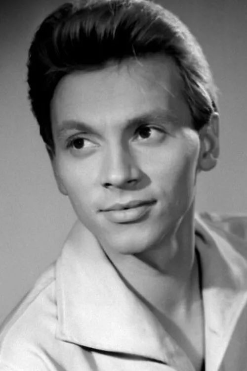 Józef Skwark interpretando a Adam Cisowski