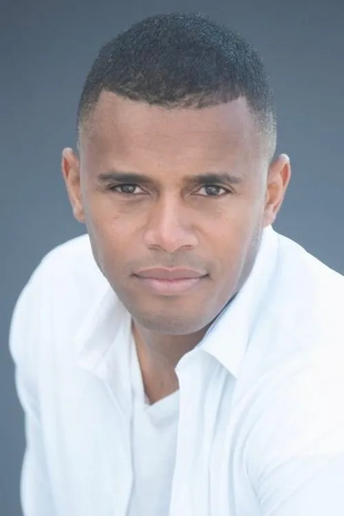 Juan Dos Santos interpretando a Mamadou