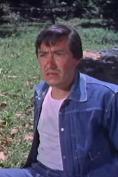 Juan Garza interpretando a Agent 8