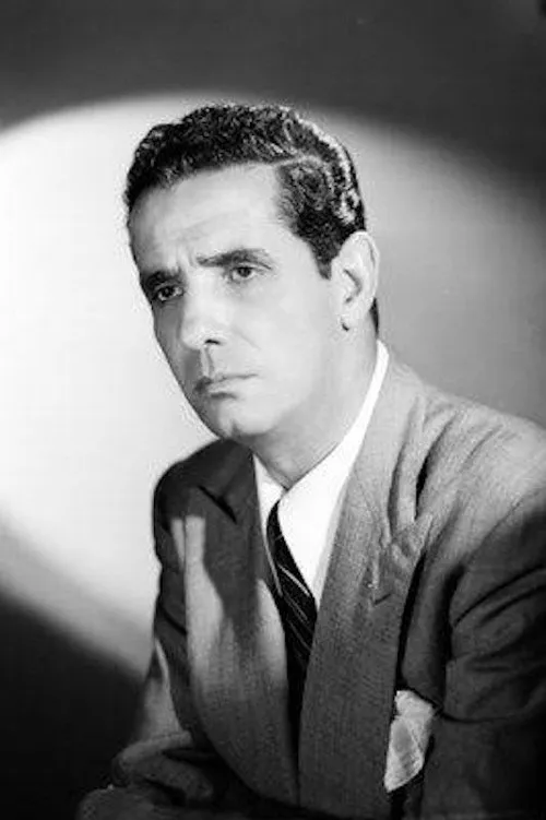 Juan Orraca interpretando a Detective