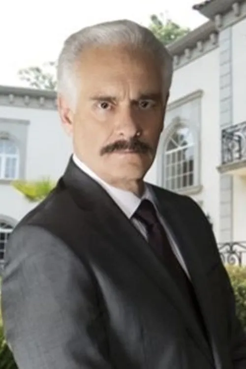 Juan Verduzco interpretando a El Padre Camilo