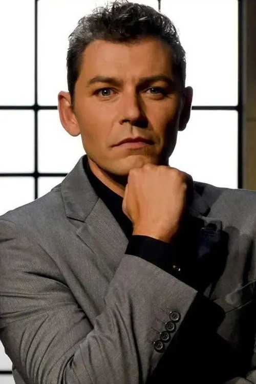 Juanjo Pardo interpretando a Inspector Cárdenas