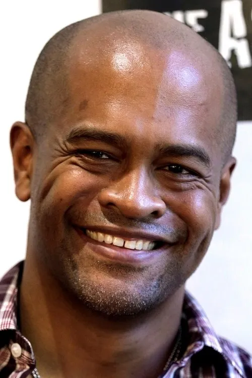 Jude Lanston interpretando a Agent Taylor