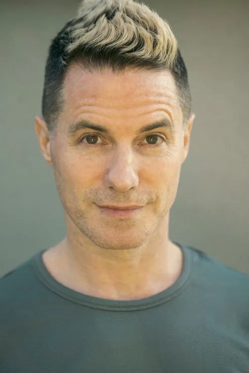 Judson Vaughan interpretando a Parker Lyle