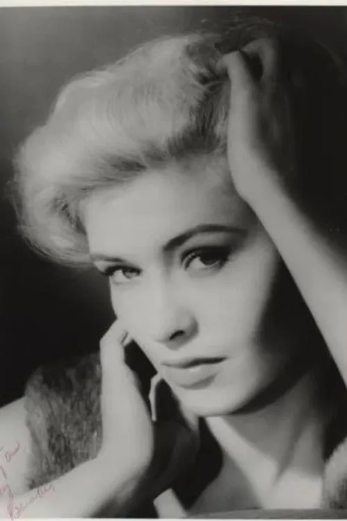 Judy Bamber interpretando a Rhoda