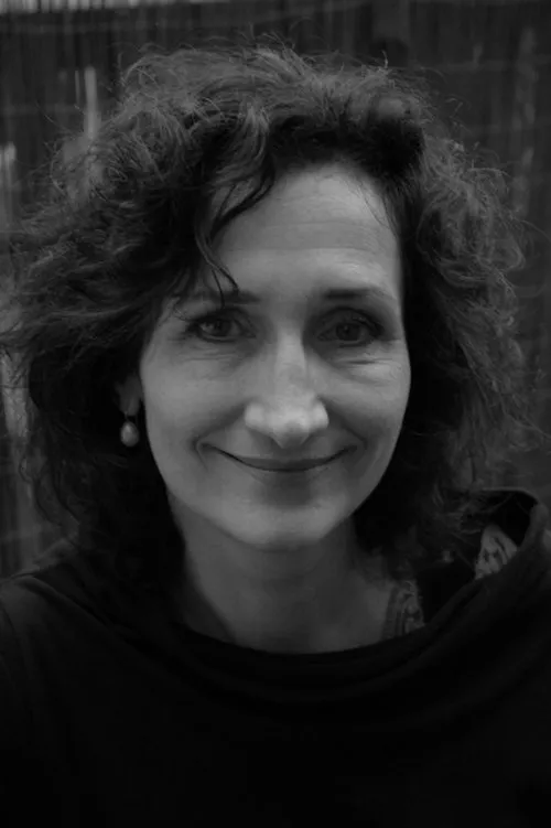 Judy Doorman interpretando a Madge Johnson