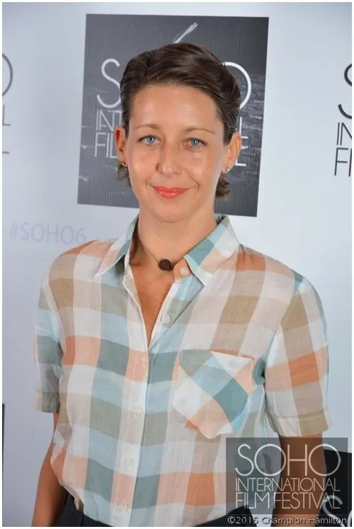 Juju Stulbach interpretando a Young Nun