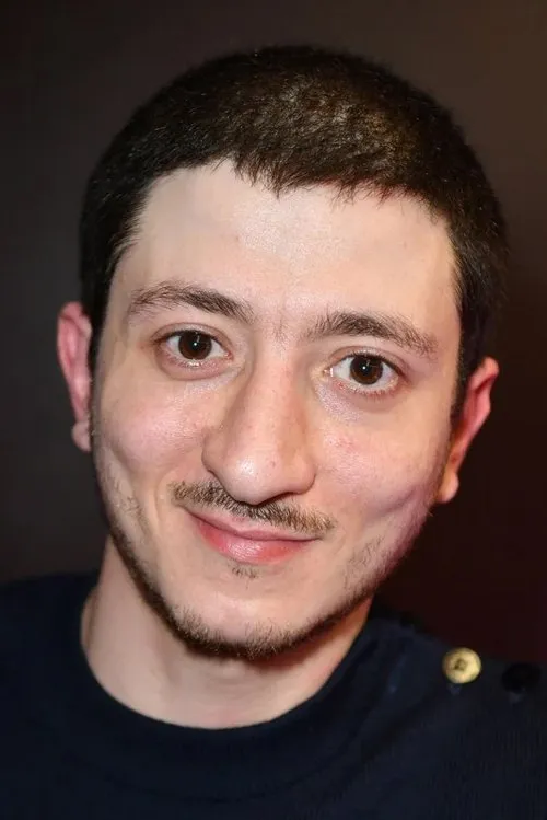 Jules Sitruk interpretando a Joseph Silberg