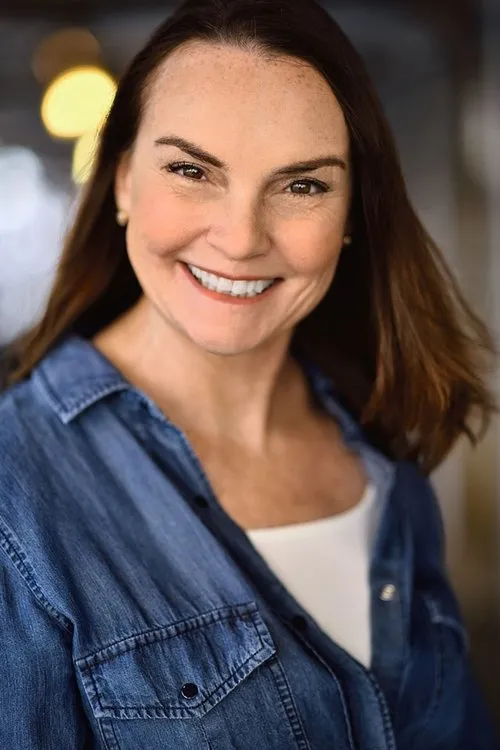 Julia Beach interpretando a Mom