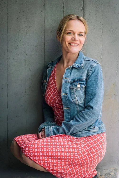 Julia Blankenburg interpretando a Monika