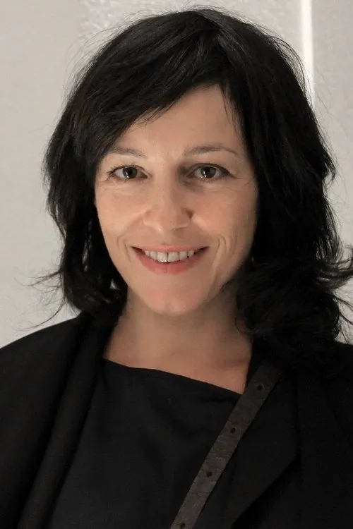 Julia Cencig interpretando a Margit Fischbach