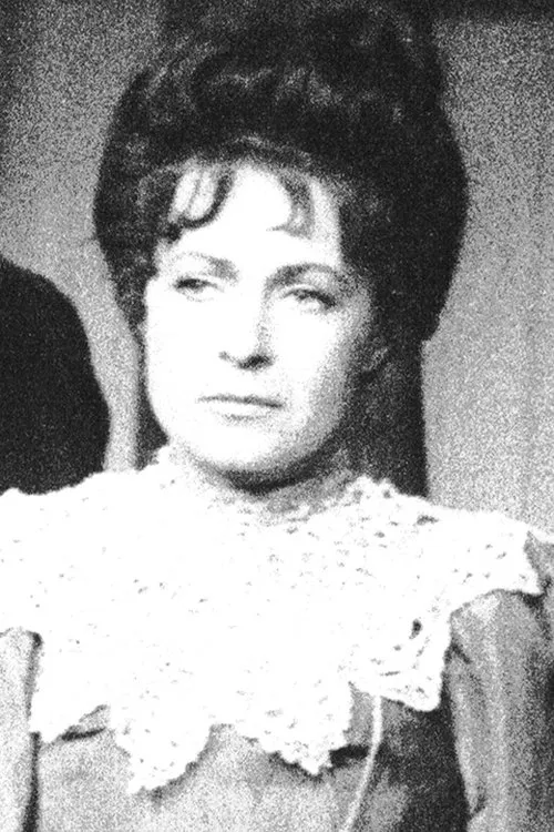 Julia Dancourt interpretando a 