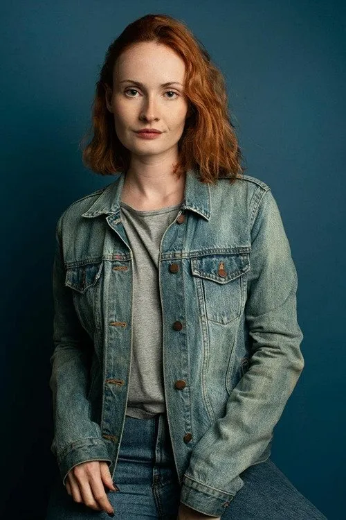 Julia Donnell interpretando a The Figure