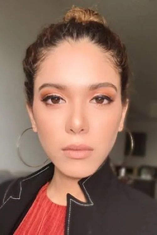 Julia Farhana Marin interpretando a 