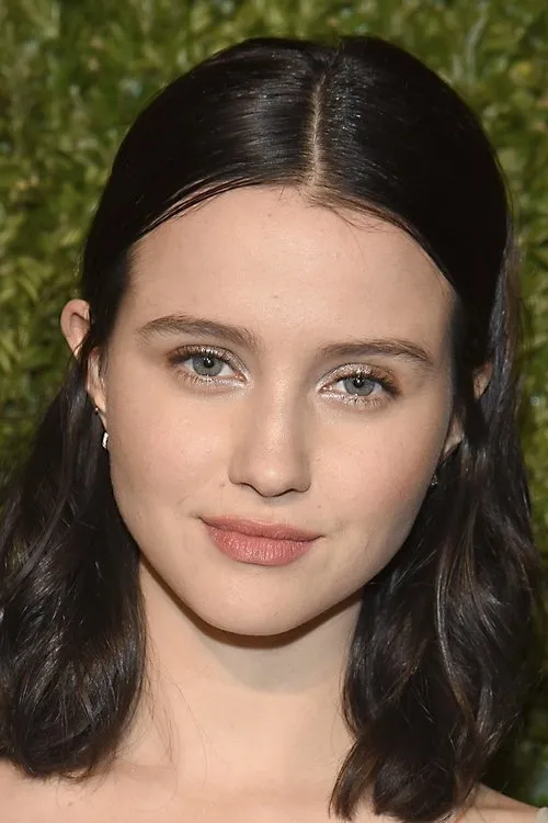 Julia Goldani Telles interpretando a 