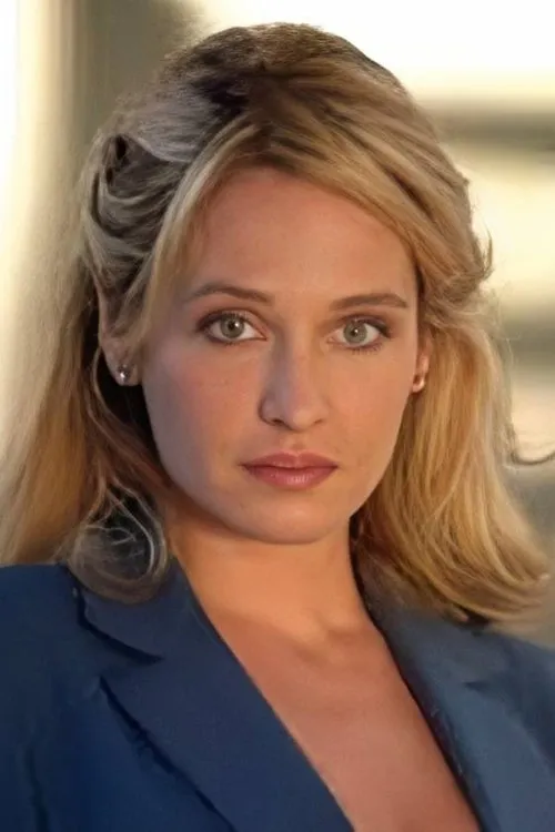 Julia Kruis interpretando a Janice Hanson