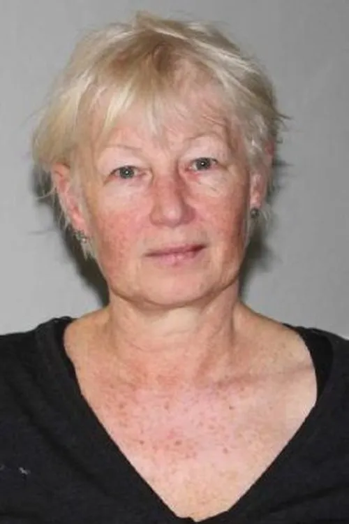 Julia Lindig interpretando a Doris