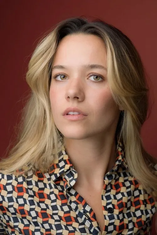 Julia McDermott interpretando a Emily