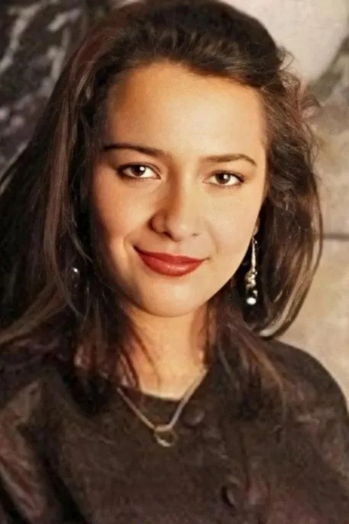 Julia Rais interpretando a Mira Edora