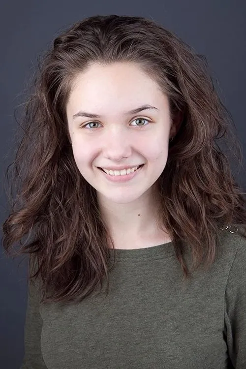 Julia Scarlett Dan interpretando a Alison Maxwell