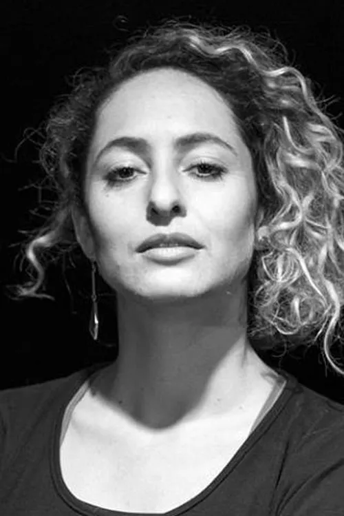 Julia Silva interpretando a Lucía