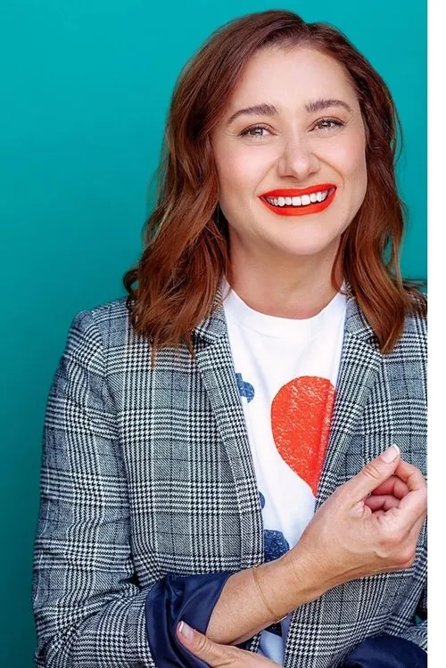 Julia Wackenheim-Gimple interpretando a Cynthia