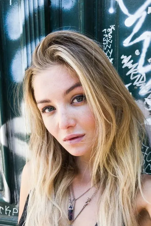 Julia Wulf interpretando a 