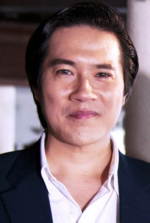 Julian Cheah interpretando a Prince Amara
