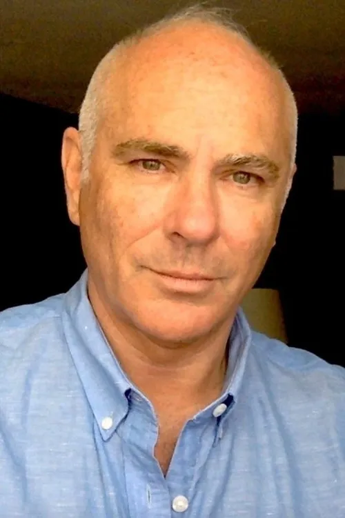 Julian Forbes interpretando a 