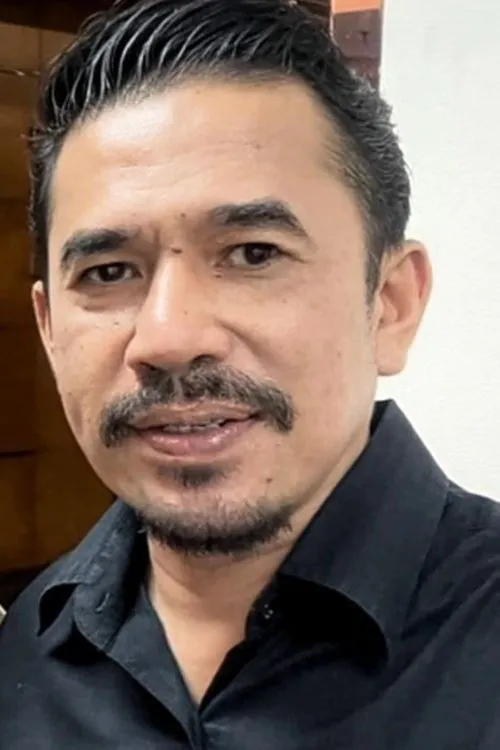 Julian Kunto interpretando a 