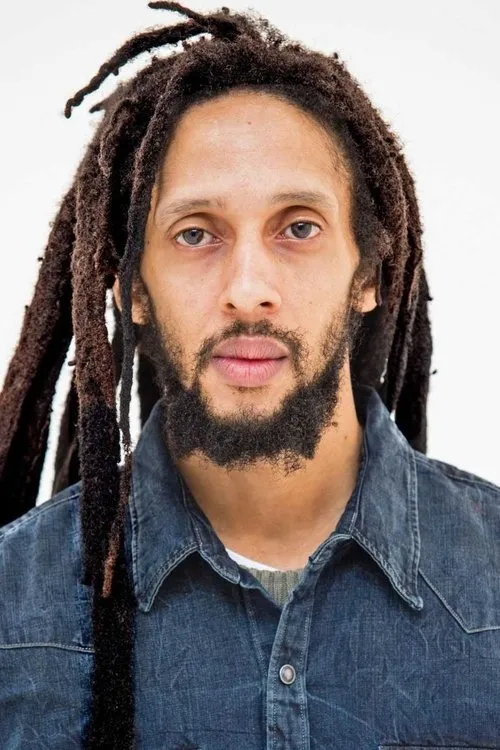 Julian Marley interpretando a Self