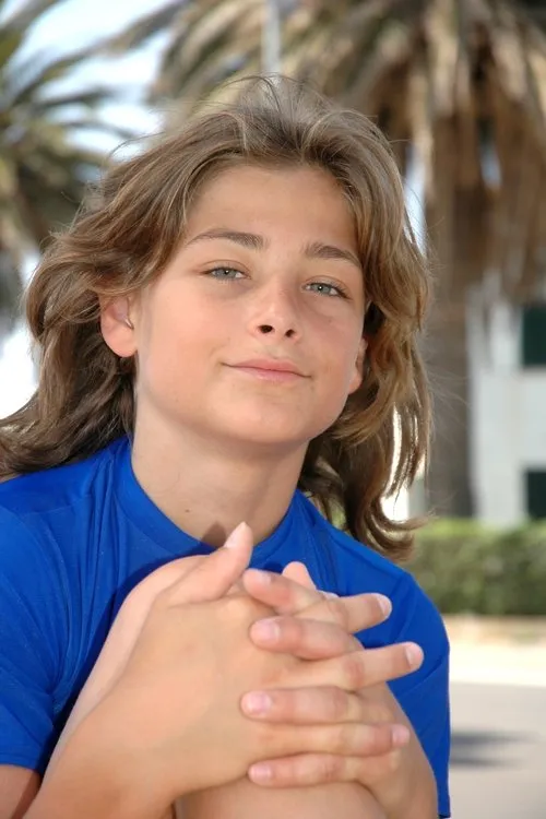 Julian Mohn interpretando a Stephan Elliott